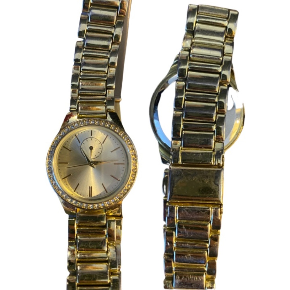 Nice gold tone watch. Looks fancy
